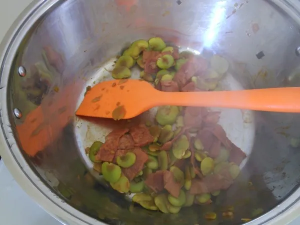 Stir fried broad beans with bacon East China-第13张